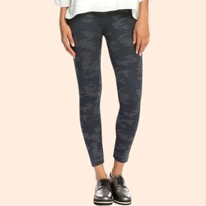 SPANX Look at Me Now Seamless High Rise Legging Black Camo Women’s Small FL3515